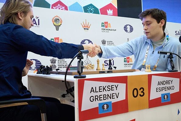 Андрей ЕСИПЕНКО обыграл своего соотечественника Алексея ГРЕБНЕВА в тай-брейке.