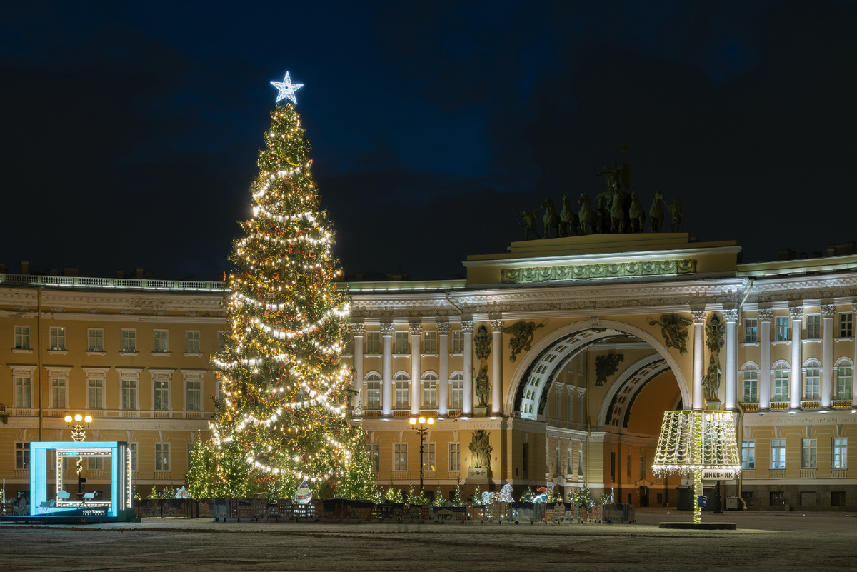 Главная ёлка на Дворцовой площади установка 20 декабря 2025, концерт 31 декабря, топ-10 новогодних локаций Петербурга с адресами метро и бюджетом. Манежная площадь, Никольские ряды, Конюшенная — все для идеального Нового года 2026.