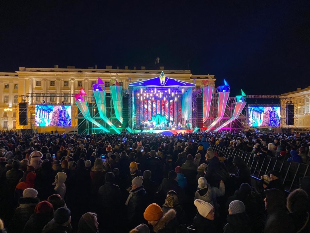 На Дворцовой площади в Санкт-Петербурге в новогоднюю ночь традиционно проходят масштабные гуляния и световые шоу, однако информация о конкретных музыкальных концертах может меняться ежегодно. 
