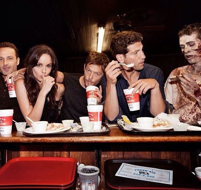 В сериале должно быть также. Только обед зомби сидит справа...