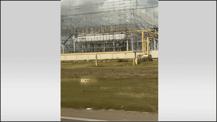    Самарский НПЗ под добротным "мангалом". В сущности, ничего не мешало начать делать такие ограждения на два года раньше. Ничего, кроме инертности мышления. Источник: ТГ-канал "Военный Осведомитель"