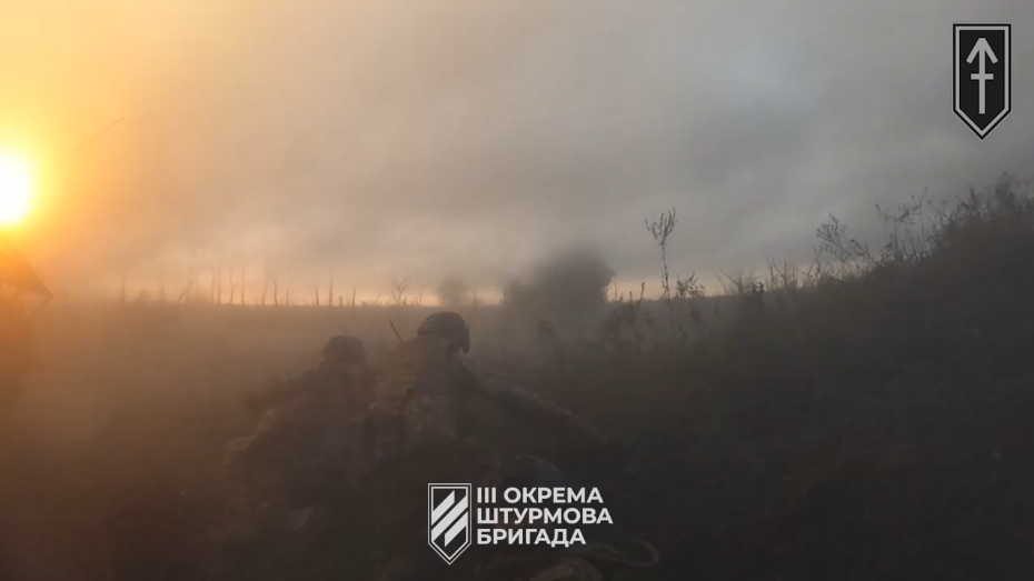 Группа прибыла на М113 ("Эмки") ранних модификаций и судя по снопам искр, коробочки терпимо отхватывают от нашего стрелкового вооружения, отмечающего попадания полусекундной вспышкой обычного светло-оранжевого цвета и необильным снопом искр.