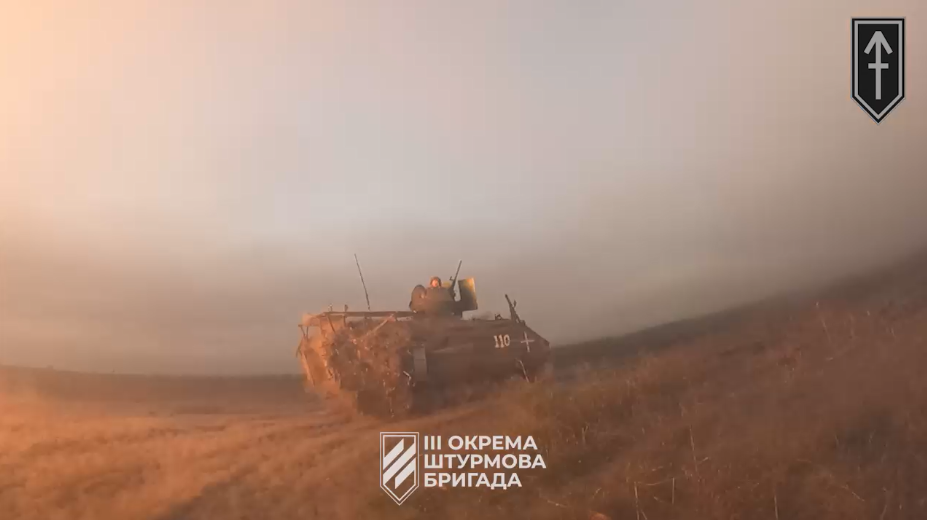 А в одну прилетает что-то с подрывом. В кадре видно отражение вспышки взрыва.