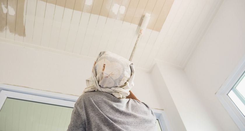    Пятна на потолке появились через месяц после покраски: маляры назвали три причины, которые удивят