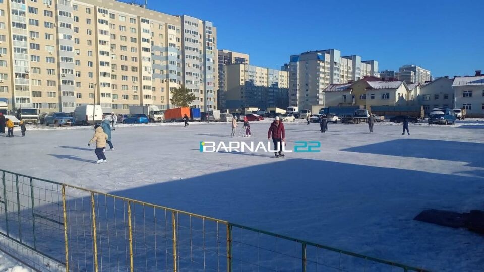    Каток на ул. Ускова в Барнауле. Источник: t.me/barnaul22