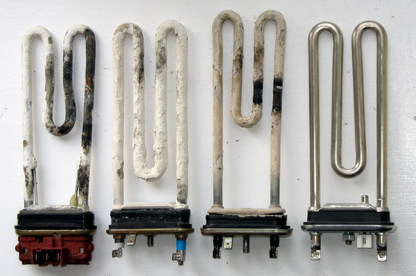 Так выглядят сгоревшие ТЭНы в сравнении с новым. Они пропускают током в одном месте, это место обугливается и деталь выходит из строя. Источник изображения: Cosmo-frost