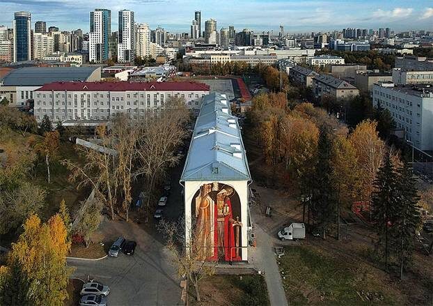    из личного архива Кирилла Ведерникова: Образ Александра Невского — Хранителя, возвышающегося над храмом и как бы оберегающего его, — получился миротворческим, созерцательным и глубоким. «Александр Невский», Екатеринбург, 2024 год