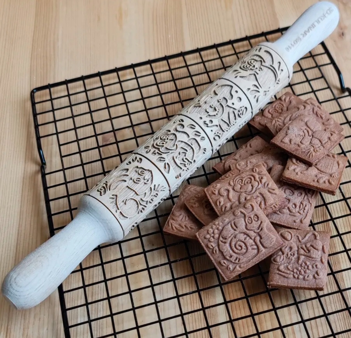 Пример скалки, фото с ВБ. Такой будет очень удобно сделать развлекательные плиточки для росписи с детьми, магнитики на холодильник, новогодние подвески и так далее.