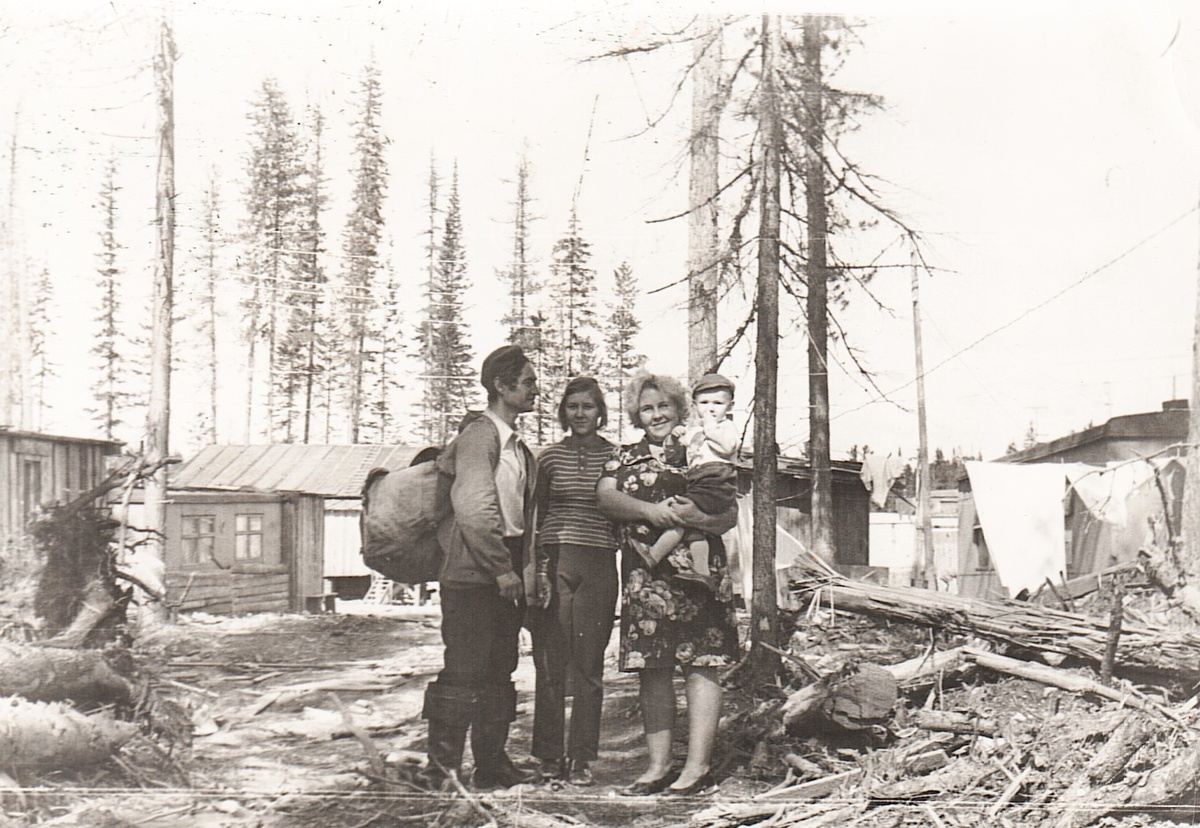 Кунерма. Возле вагончика, где тогда жили