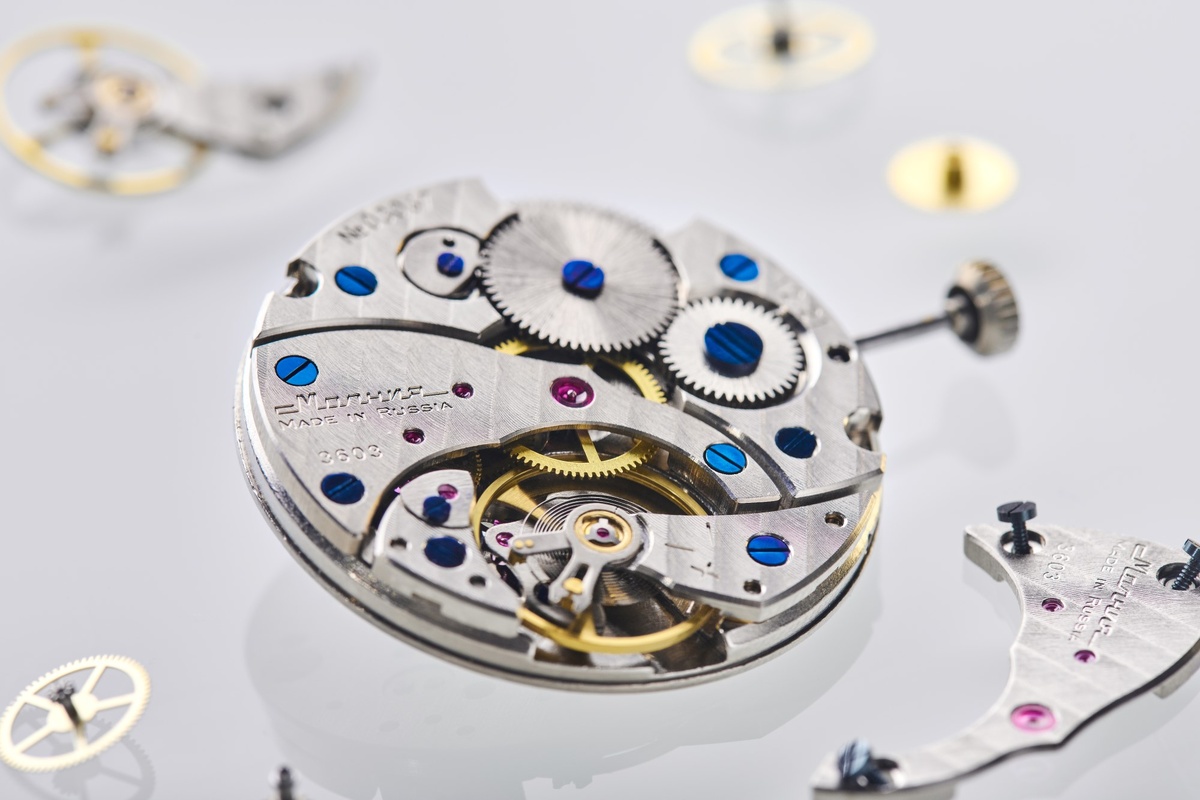 Калибр 3603 — легендарный противоударный механизм «Молнии»
