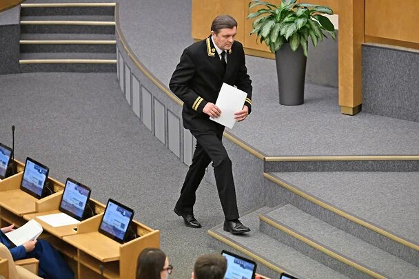 Депутаты оценили «красивую форму» секретаря пленума Верховного суда Олега Зателепина, но остались недовольны содержанием его выступлений

Фото: Дмитрий Духанин, Коммерсантъ