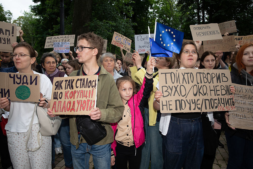     Протесты на Украине против давления властей на НАБУ и САП / Mykhaylo Palinchak/SOPA Images/LightRocket via Getty Images
