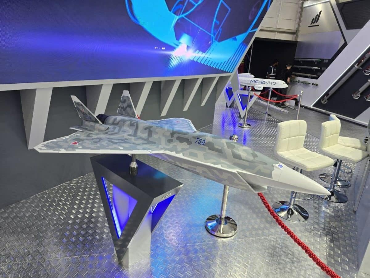    Макет российского перспективного беспилотного истребителя Су-75 Checkmate / © Michael Jerdev / X