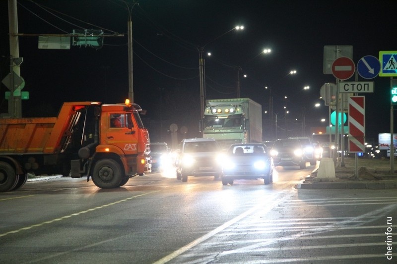    Движение по пяти полосам Октябрьского моста открыли сегодня в 5 часов утра.