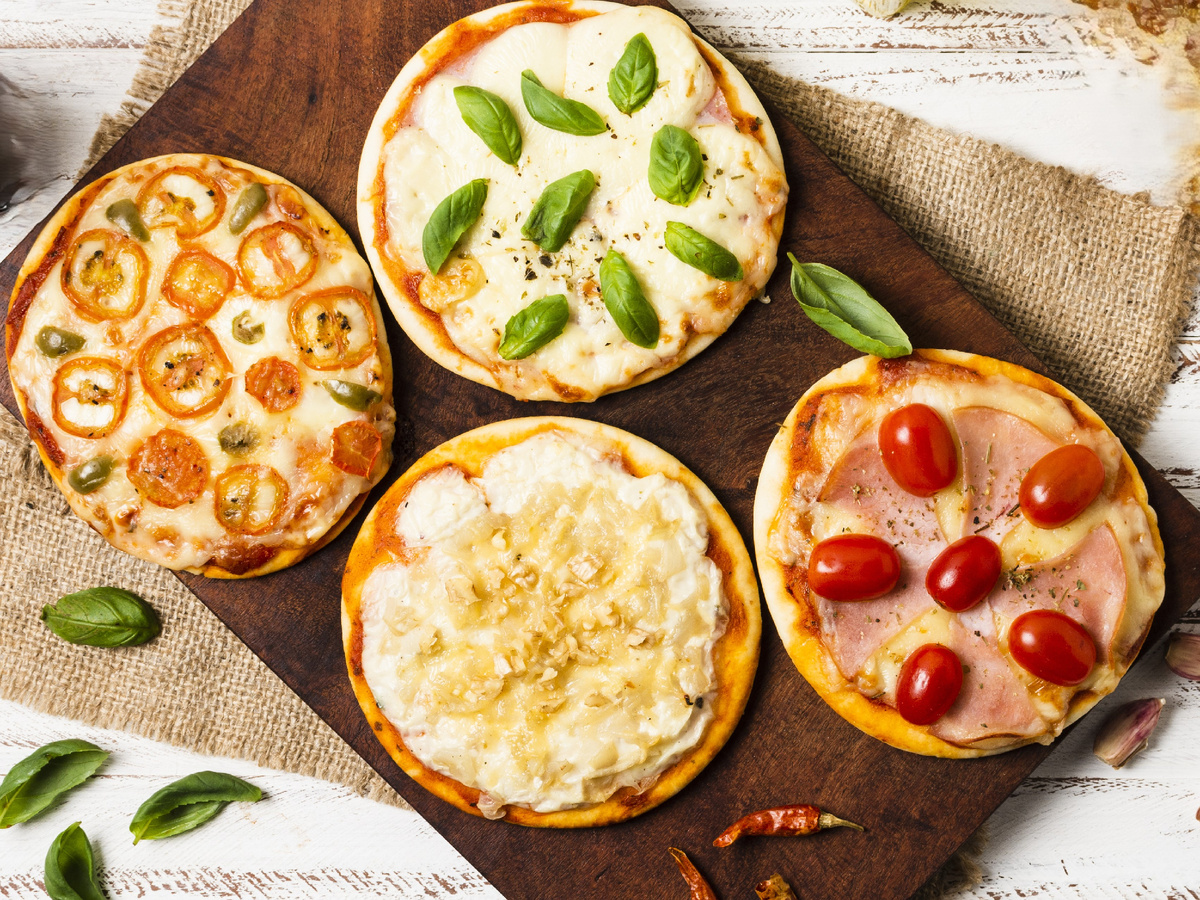 Мини-пиццы на цельнозерновой основе с овощами. Варианты сервировки