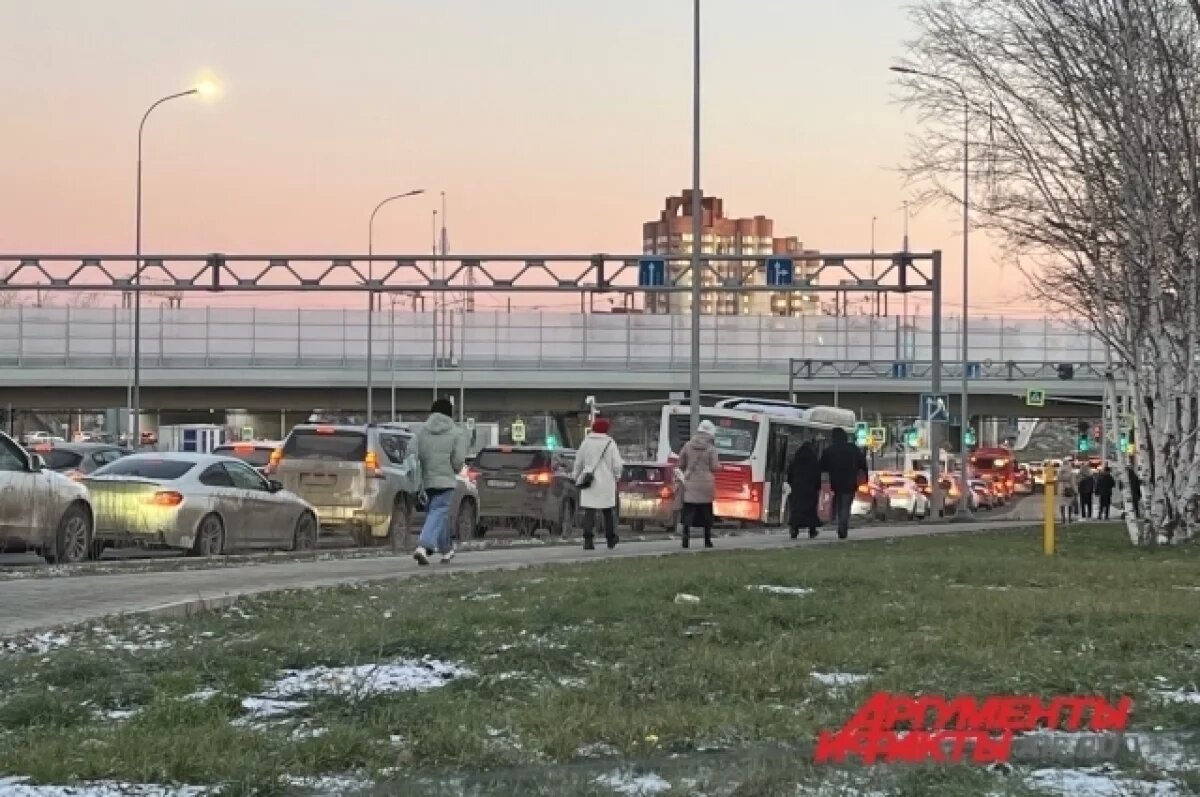    Жители Перми застряли в жутких пробках у ДКЖ и вынуждены идти пешком