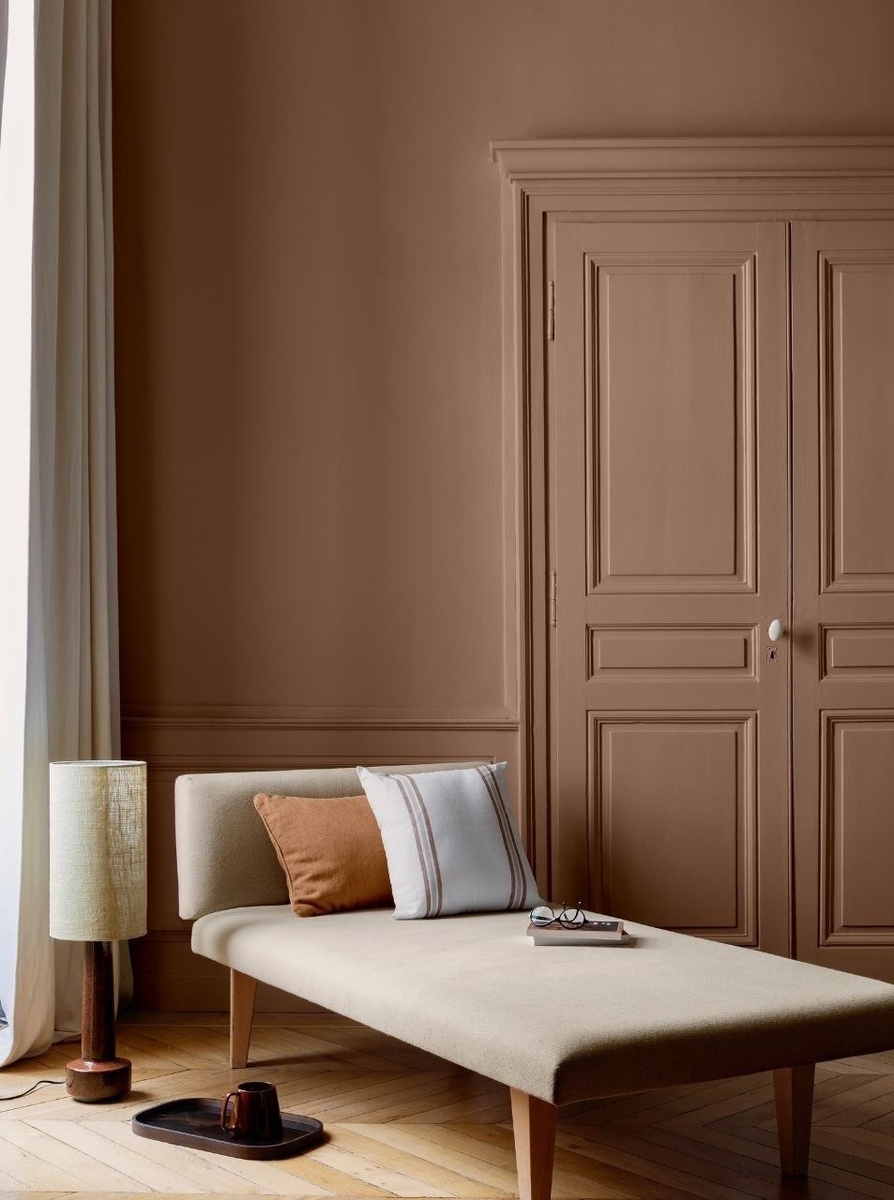 Цвет года 2025 Pantone Mocha Mousse в интерьере гостиной