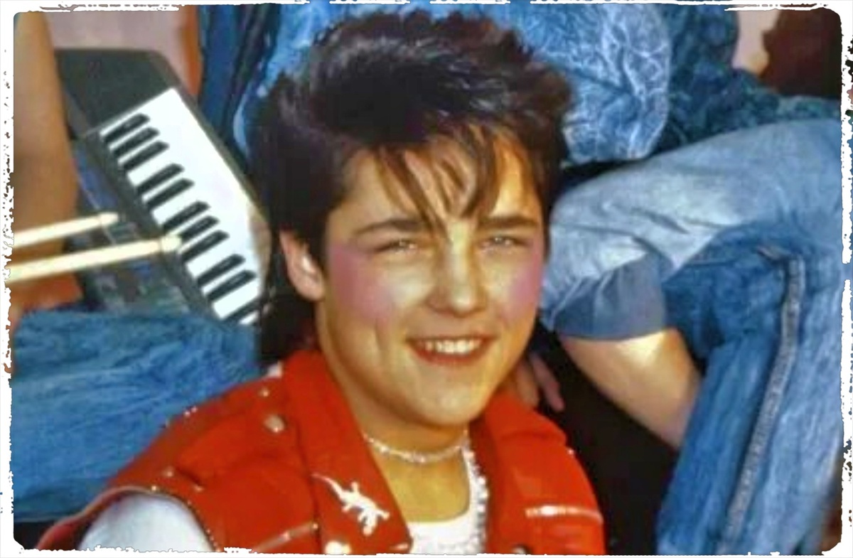 Он искал покоя, а нашел судьбу. В отеле она даже не узнала в нем кумира миллионов — и именно это его зацепило.