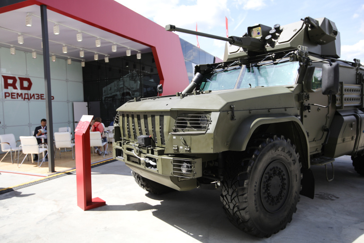    «Ремдизель» выпускает бронеавтомобили «Тайфун», «Торнадо» и «Выстрел», а также бронированный санитарный автомобиль «Линза» и известную всем бронемашину «Ахмат». Оборот компании в 2024 году составил 47,4 млрд рублей.   
Фото: «БИЗНЕС Online»