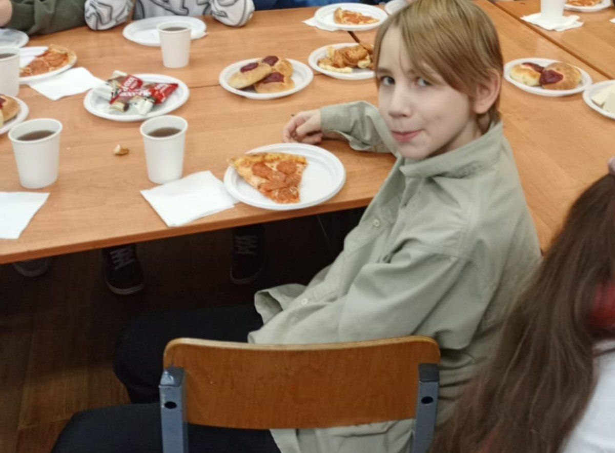 Михаил отмечает классом конец триместра с чаепитием