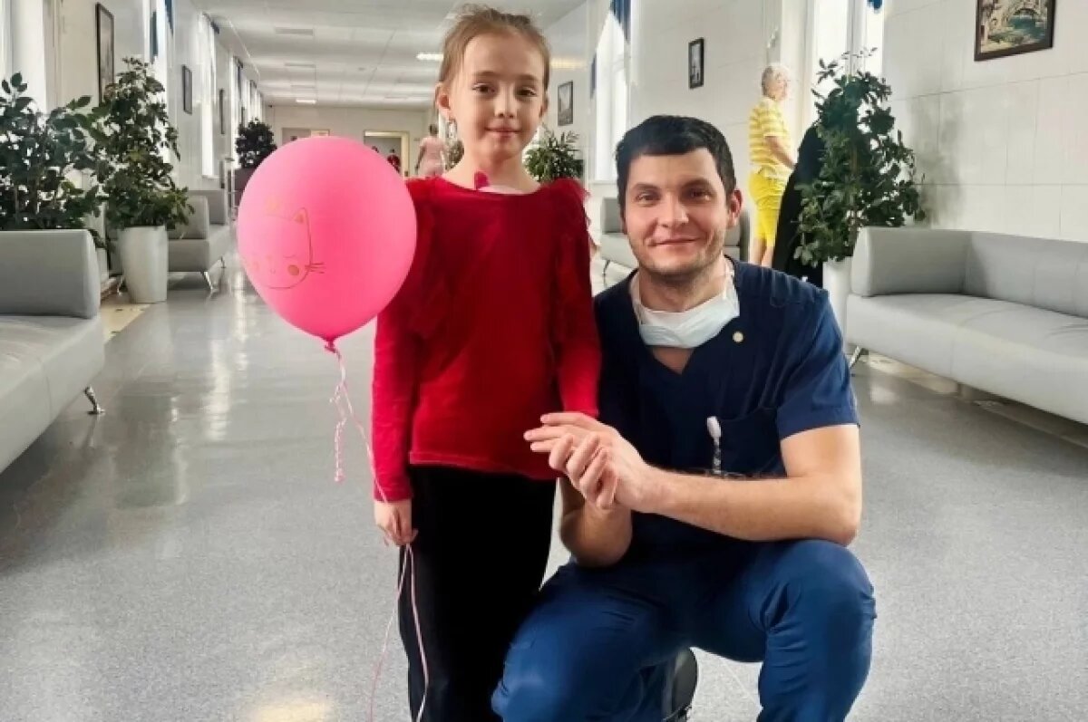    Доктор со своей юной пациенткой после операции.