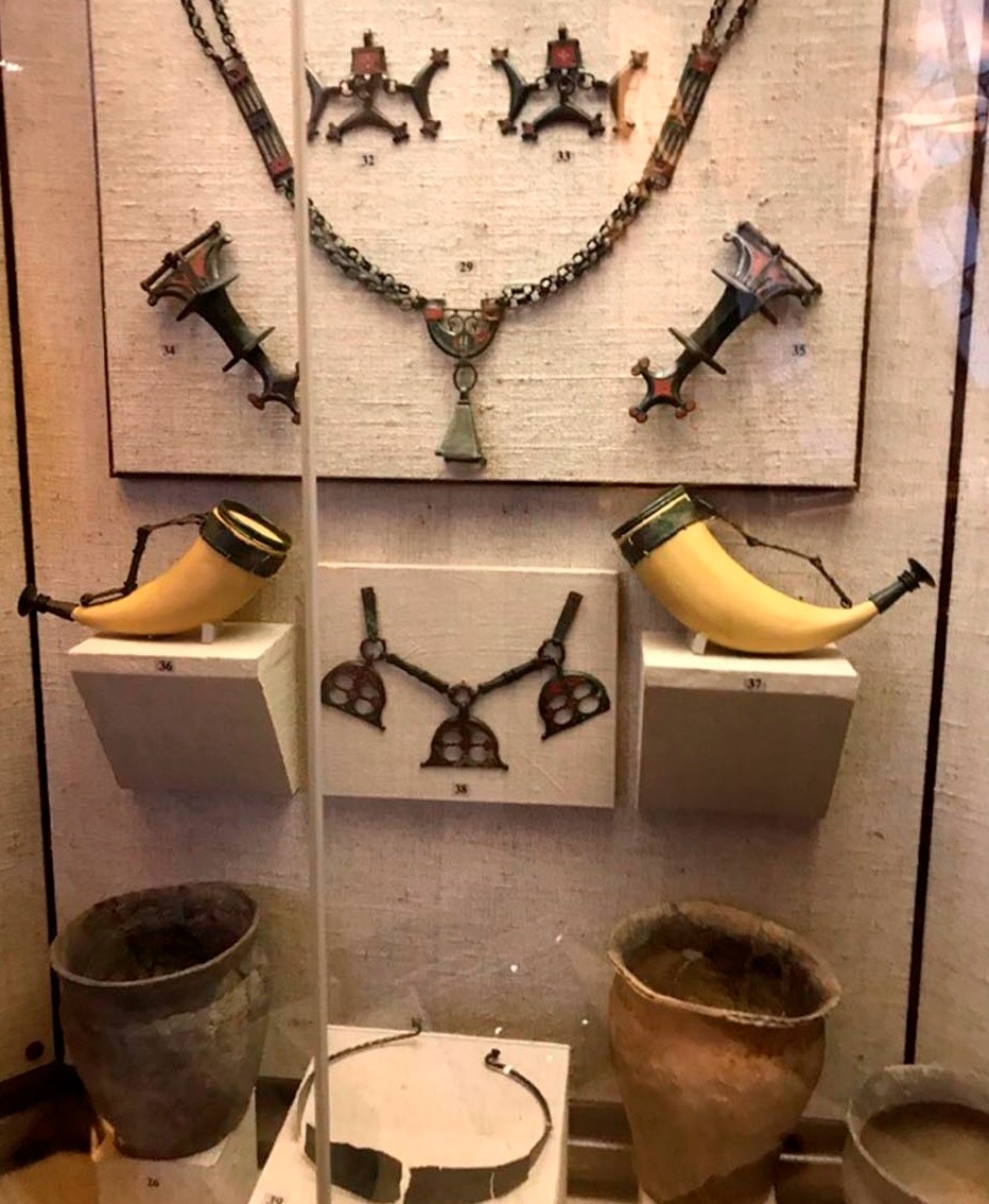 Реконструированные питьевые рога из Брянского клада. ГИМ.