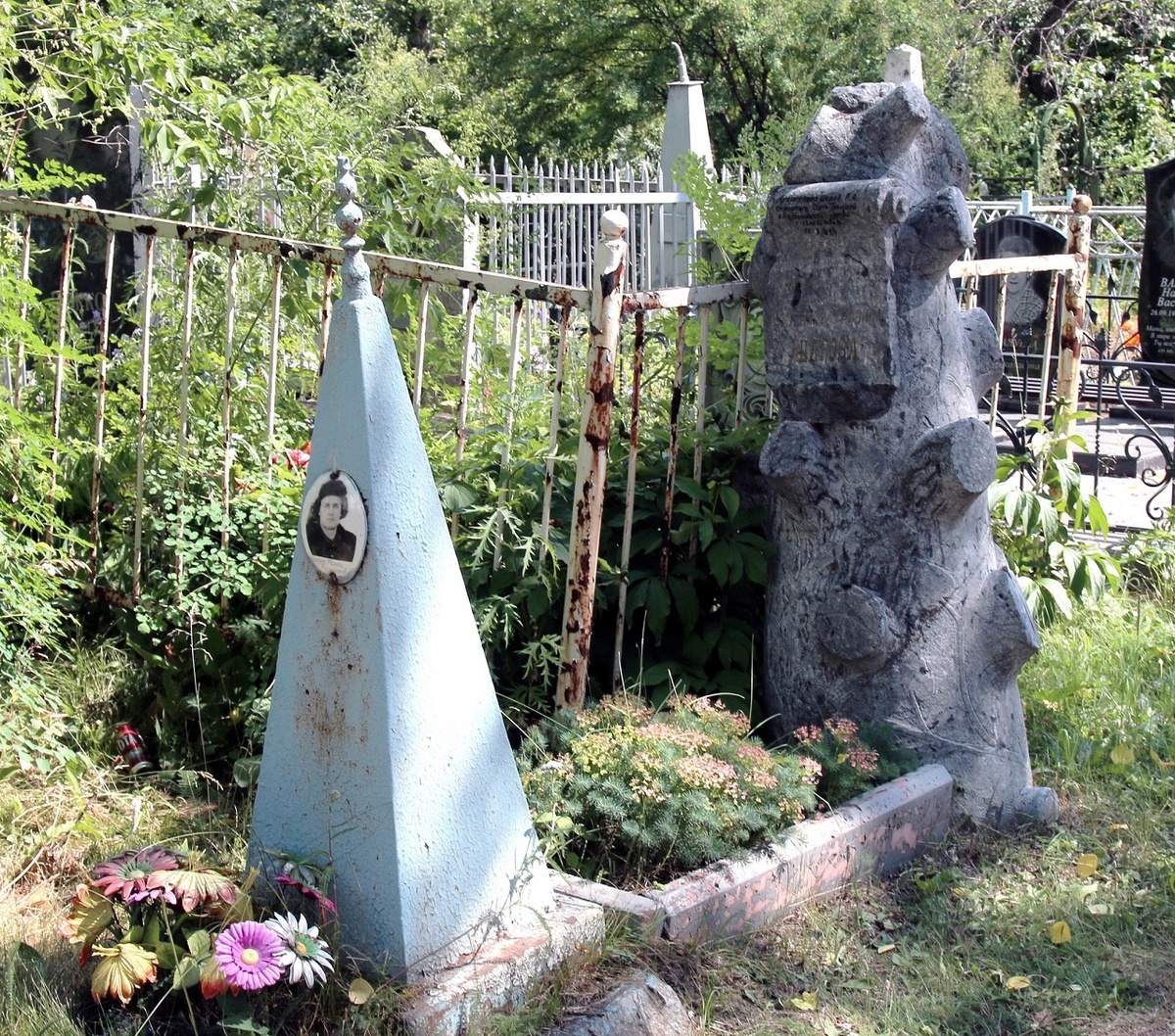     Архитектор Шаров покоится на том же кладбище, для которого проектировал церковь. Сын установил на его могиле памятник в виде ствола дерева с обрубленными ветками и обвившей его лозой: это типичная конструкция для того времени