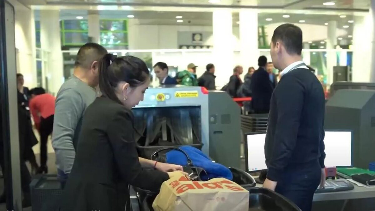 Досмотр багажа в аэропорту Астаны © Photo : Комитет гражданской авиации Казахстана