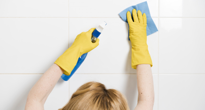    Плесень в плиточных швах исчезает за 5 минут, а то и меньше: два кухонных продукта очищают швы сильнее химии