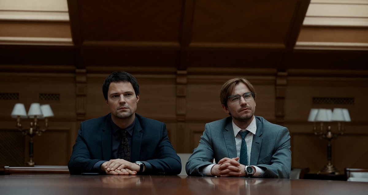    Александр Петров и Данила Козловский в сериале «Надвое»