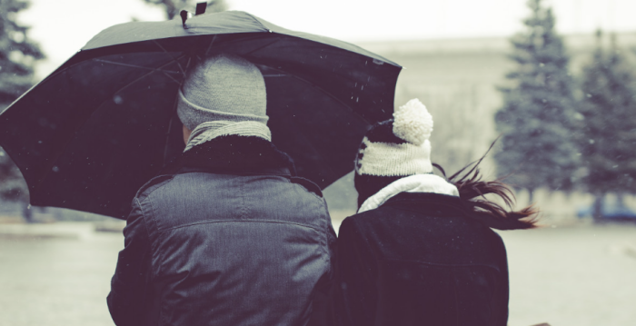 Когда уже нет сил сидеть в зале ожидания аэропорта / Фото: pxhere.com