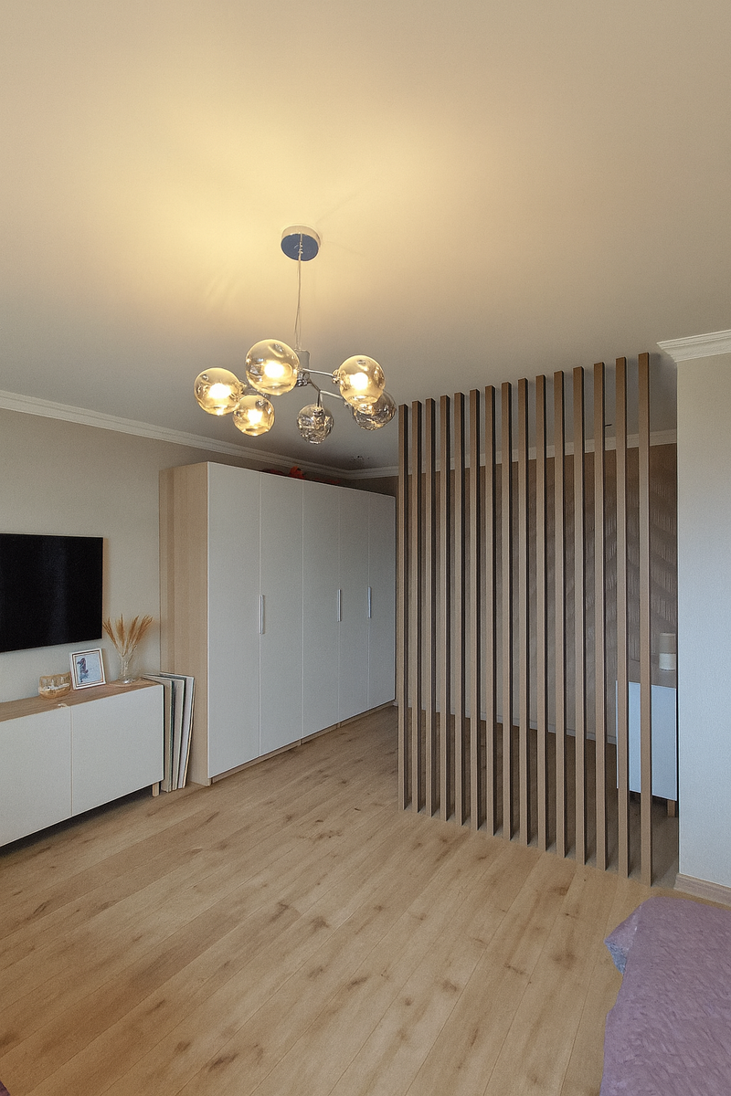 
На фото — перегородка из массива сосны 40х60 мм, цвет 5087.
Мы реализовали её для зонирования детской комнаты — и это отличный пример того, как можно грамотно разделить пространство, не перегружая интерьер.
Почему такие перегородки становятся must-have в современных квартирах?
1. Лёгкое зонирование без потери света
Деревянные рейки создают ощущение разделения пространства, но при этом комната остаётся светлой и визуально воздушной.
2. Натуральный материал — уют и экологичность
Сосна наполняет интерьер теплом, подходит под любой стиль — от сканди до современного минимализма. Приятная текстура дерева делает комнату более «живой».
3. Универсальность
Такая перегородка подходит для зонирования:
• детской (как в примере),
• спальни,
• рабочего места,
• гардеробной,
• гостиной.
4. Без сложных разрешений и глобального ремонта
В отличие от стен и гипсокартона, рейки устанавливаются быстро и не требуют перепланировки.
5. Декор + функциональность
Перегородка не просто отделяет зону — она украшает пространство. Дерево всегда добавляет интерьеру стиль и индивидуальность.
Хотите так же?
Приходите в наш шоу-рум — можно выбрать цвет, потрогать материалы и увидеть качество вживую:
📍 г. Москва, ул. Бутырская, д. 5
📞 8 499 346 6629 (WhatsApp доступен)