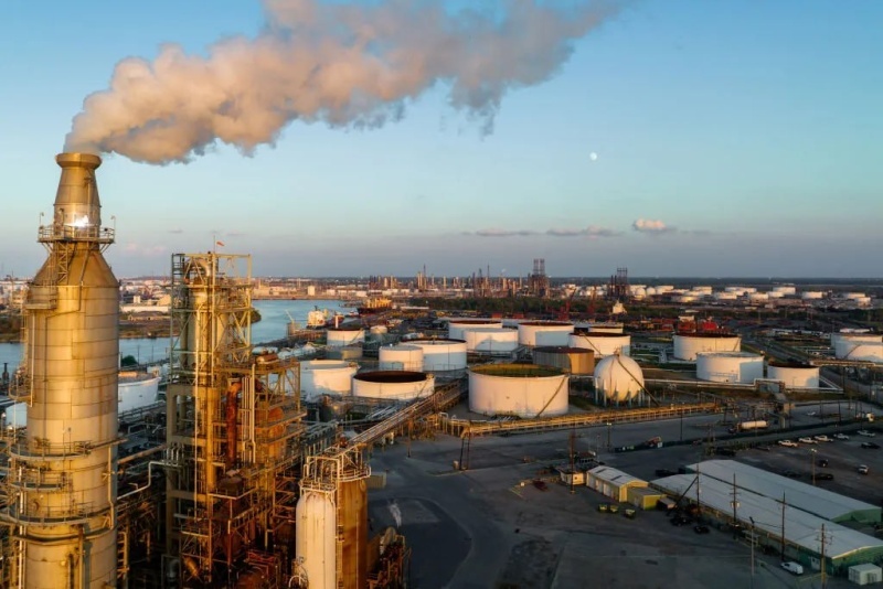    Bloomberg связывает рост цен на топливо в США с ударами по российским НПЗ и санкциями