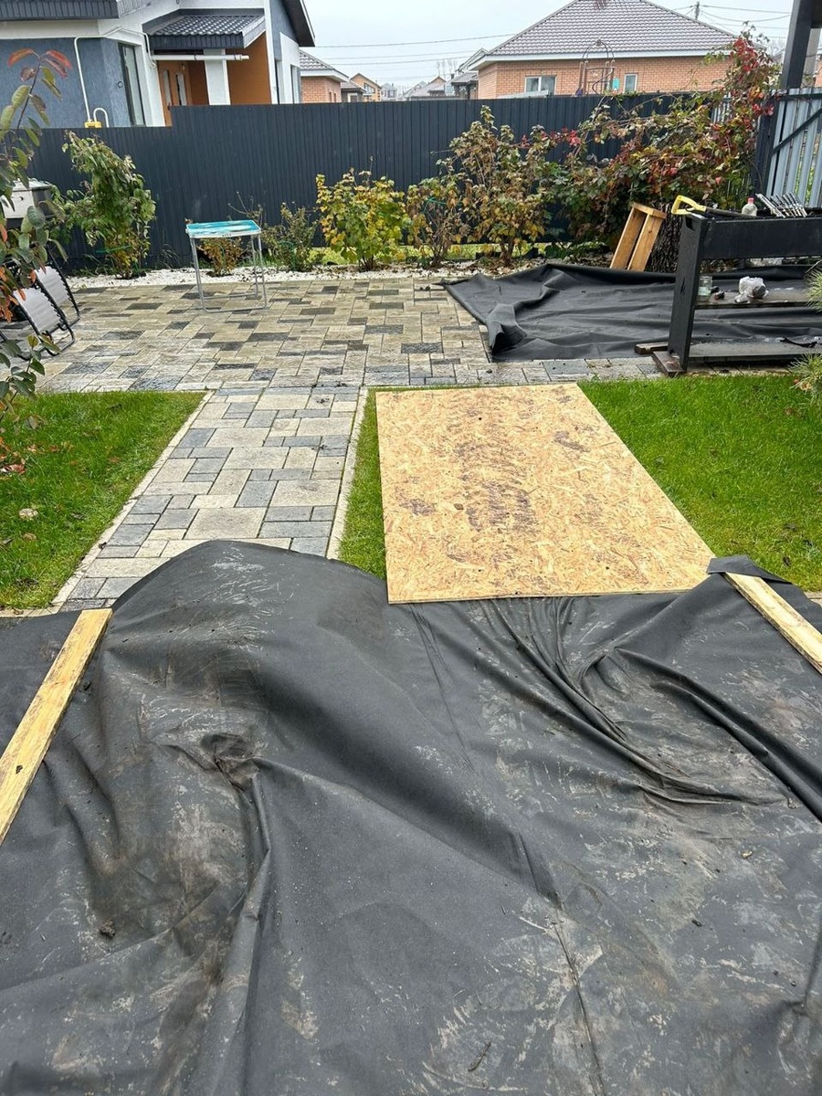 Аккуратно укрываем защитными материалами место для выполнения работ