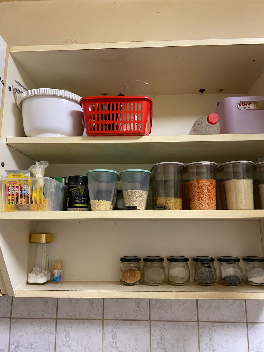 На верхней полке: блендер, миксер, бутылка с уксусом (прячу от детей)