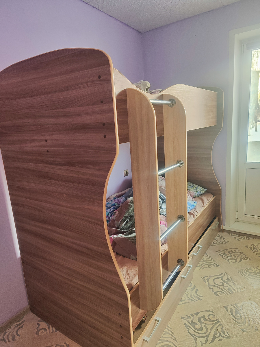 Дети Спят иногда по двое.. Кровать широкая оказалась.. 