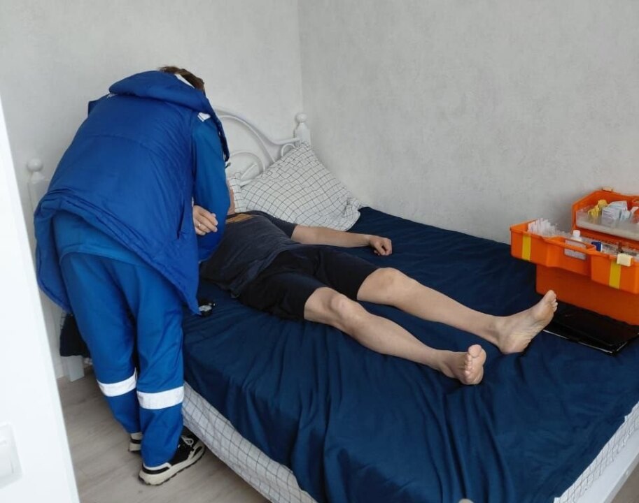    Врач скорой помощи назначил Эдуарду Кожемякину лечение и потребовал прекратить голодовку. В настоящий момент политик проходит лечение. Фото: t.me/EK2806