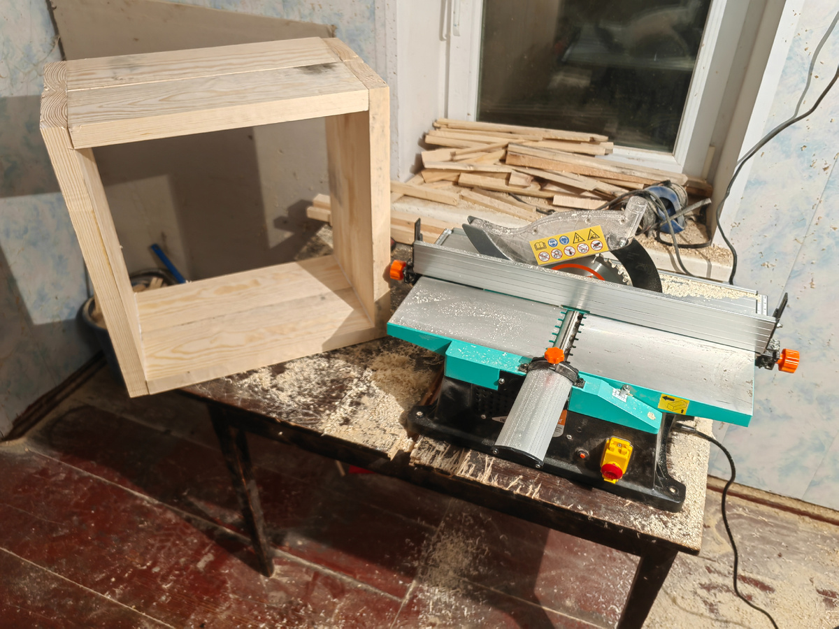 Вид готового корпуса и моего приобретения - деревообрабатывающего станка.