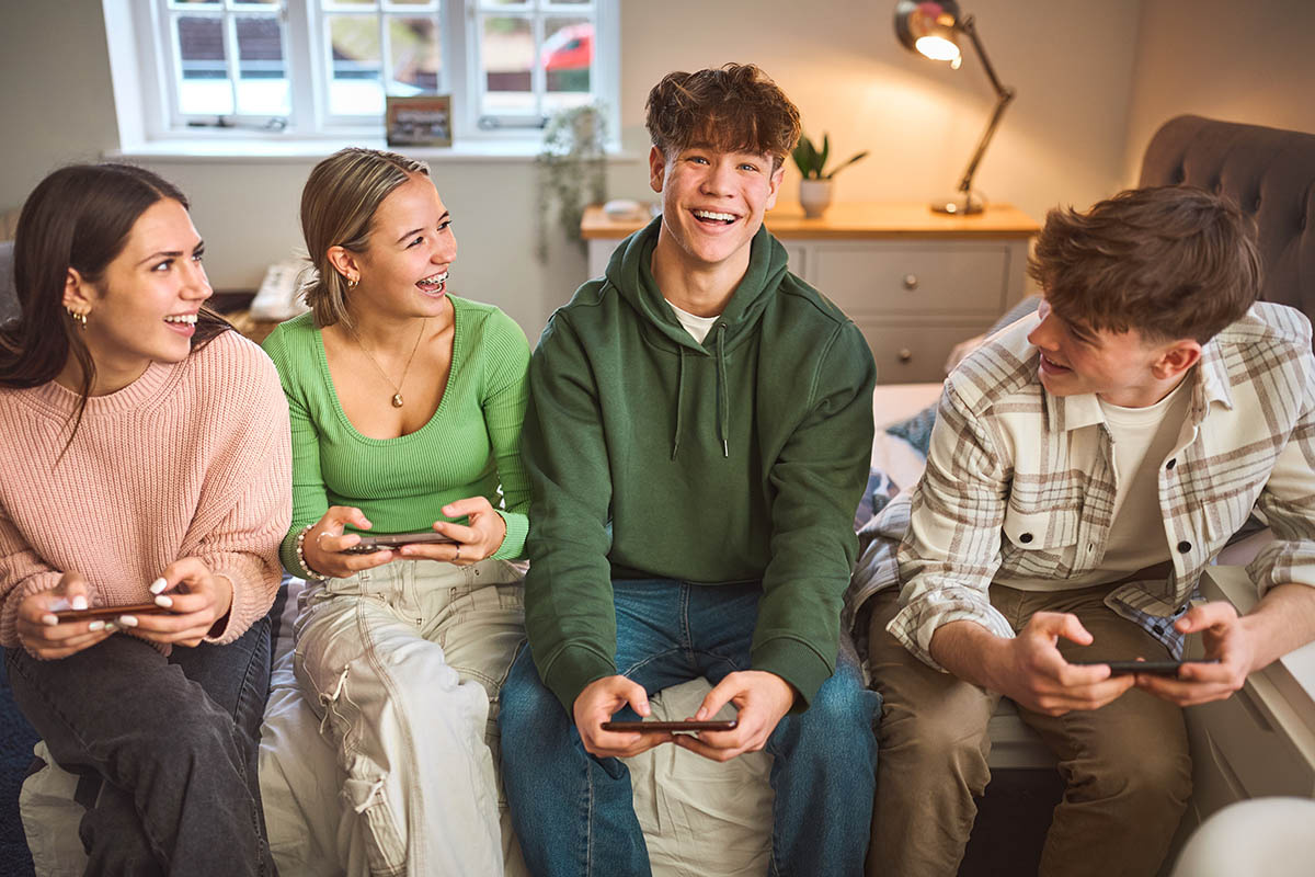    Играйте вместе на одном телефоне или бросьте вызов друзьям по сети. Источник: Monkey Business Images / Shutterstock / FOTODOM