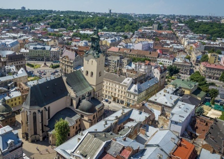    170-метровый баннер с портретами пропавших без вести военных из Львовской области развернули во Львове