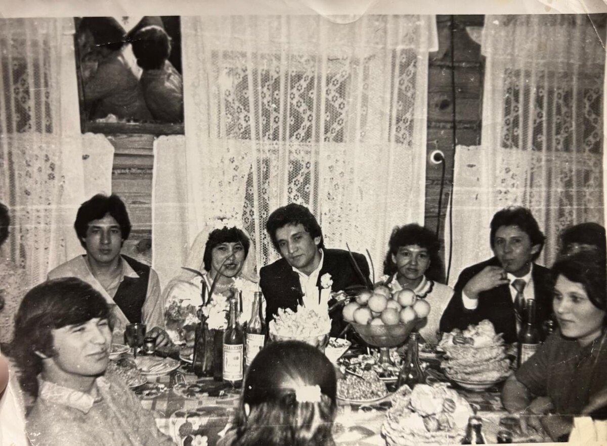 Высокогорский район, деревня Юртыш. Свадьба Зуфара и Суембики Галиевых. 1983 год 31 декабря. Из семейного архива семьи Галиевых