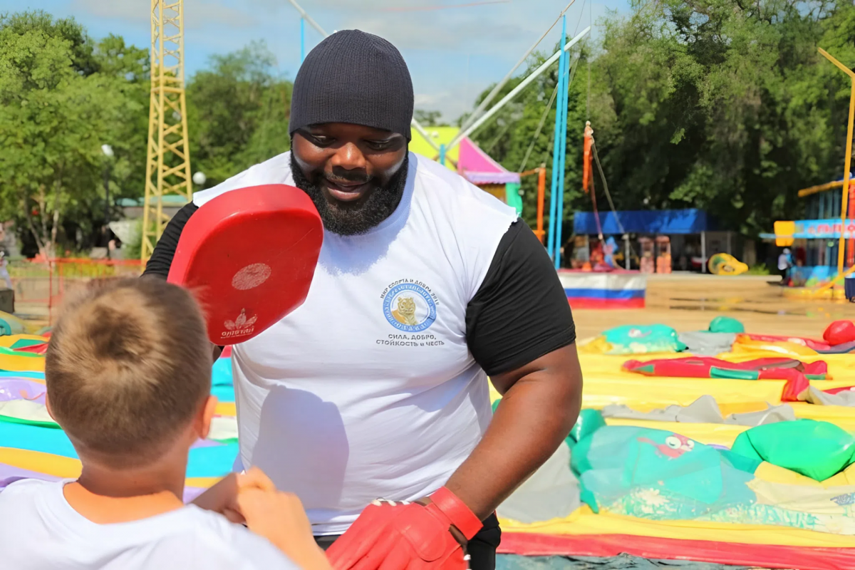 Карл Патрик Фокам с одним из своих учеников.
