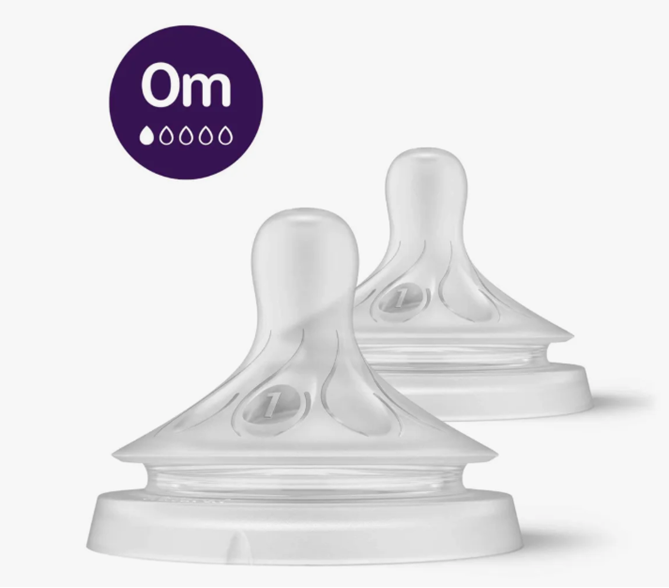 Форма натуральных напоминает настоящий женский сосок с орелом, чуть более плоская поэтому ребенку ее тяжелее захватывать и жать.