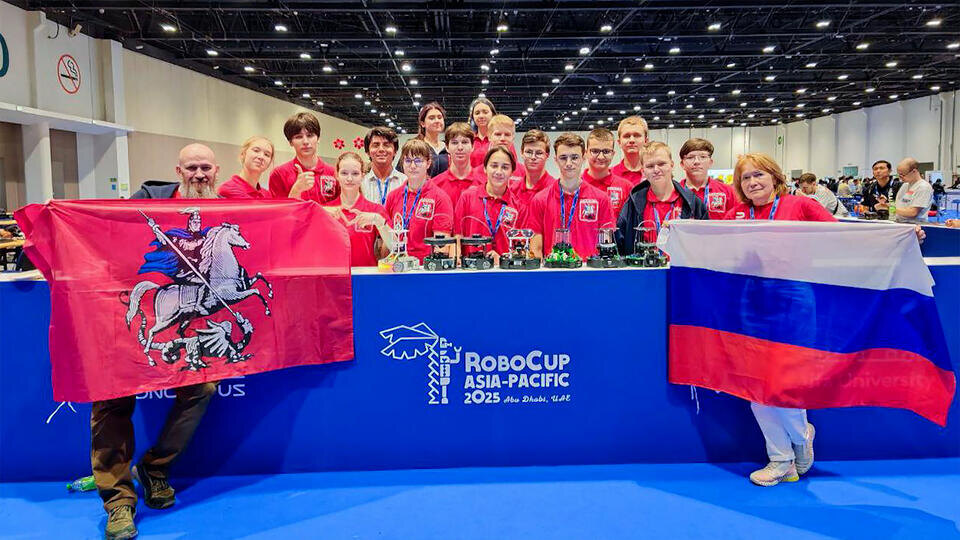     Россияне завоевали золото на международном чемпионате робототехники РЕН ТВ