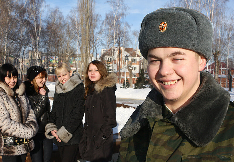 Девчонки стоят в сторонке...