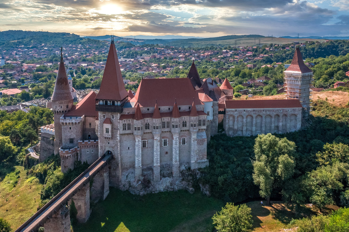 До сегодняшнего дня тут сохранились десятки средневековых замков с неприступными крепостными стенами. Фото: mikemike10 / Shutterstock