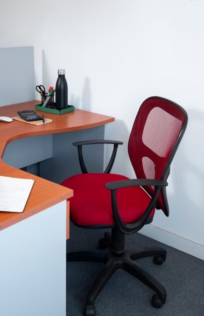 Чистота и порядок исключают травмы от падений и механических повреждений, а эргономичное расположение оборудования, правильное освещение и вентиляция снижают утомляемость и повышают безопасность работников. 