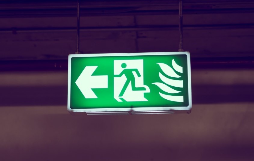 План должен четко показывать пути эвакуации, расположение аварийных выходов и средств пожаротушения,