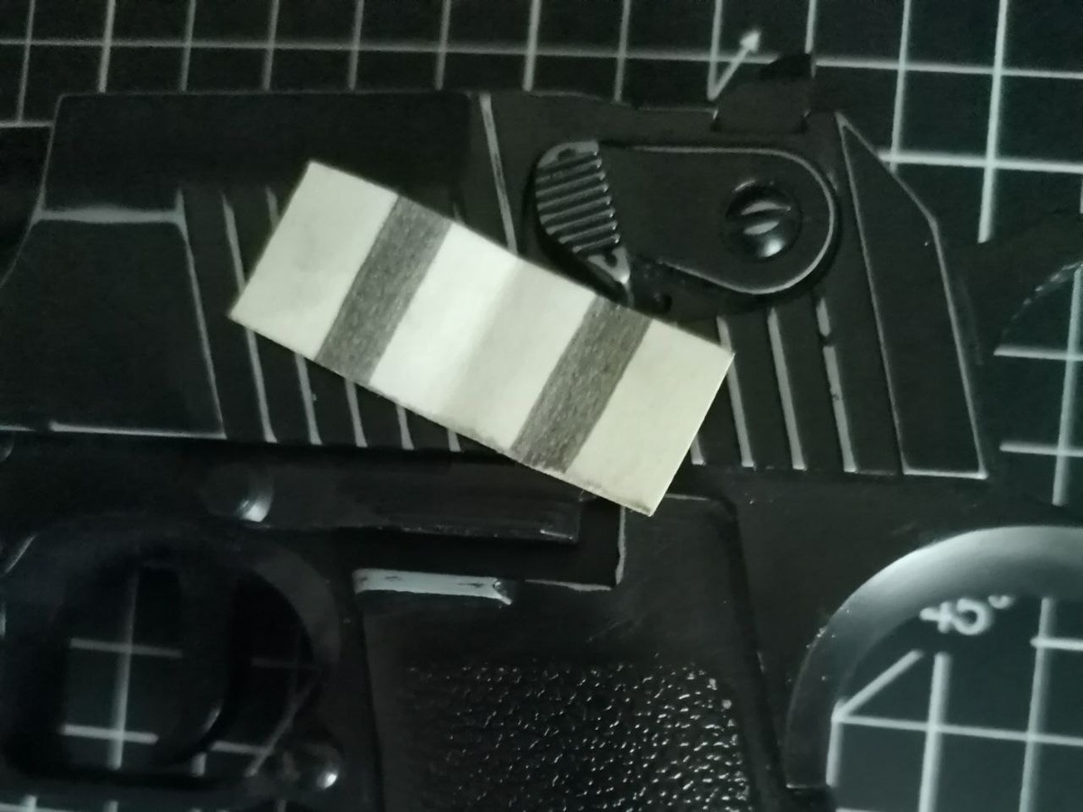 Стираем краску наждачкой на рёбрах затвора