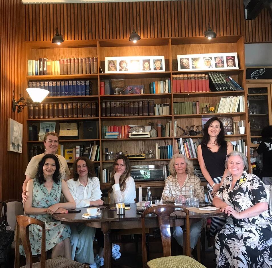 Встреча членов Литературного клуба "Стамбул". Крайняя справа - руководитель и организатор клуба Ирина Ака